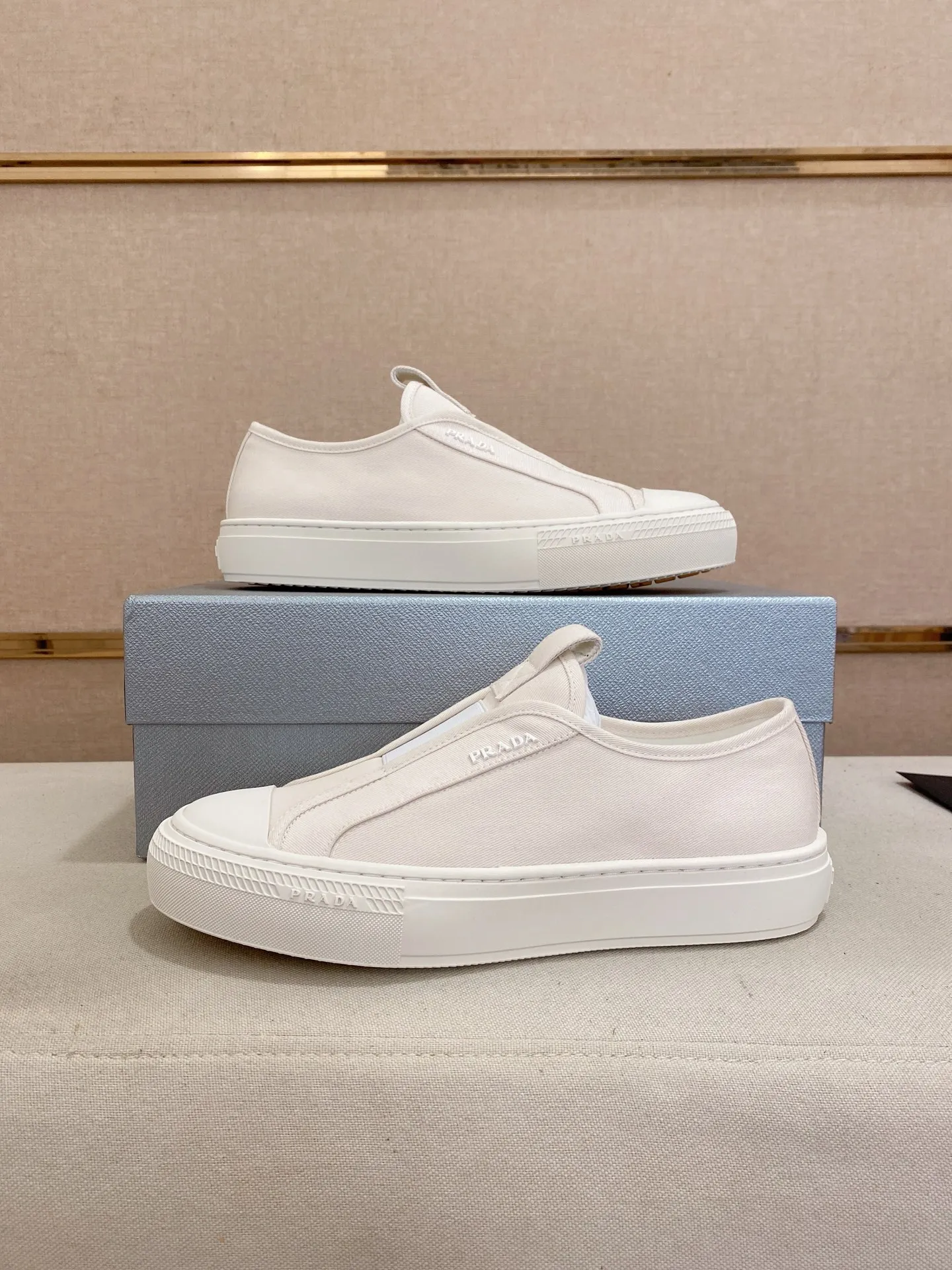 Factory price 580💰 ✔️✔️✔️High version High-quality new PRADA counters are on the market at the same time. The new men's shoes and 😘fabrics are selected from first-layer cowhide and are made by pure handicrafts. Lining: Full cowhide lining. 👍🏿 High-end ☄️ air-cushion molded anti-slip rubber outsole, exquisite lines, simple and elegant, comfortable and high-end for leisure travel. Code number: 38 to 44 (45 can be customized)